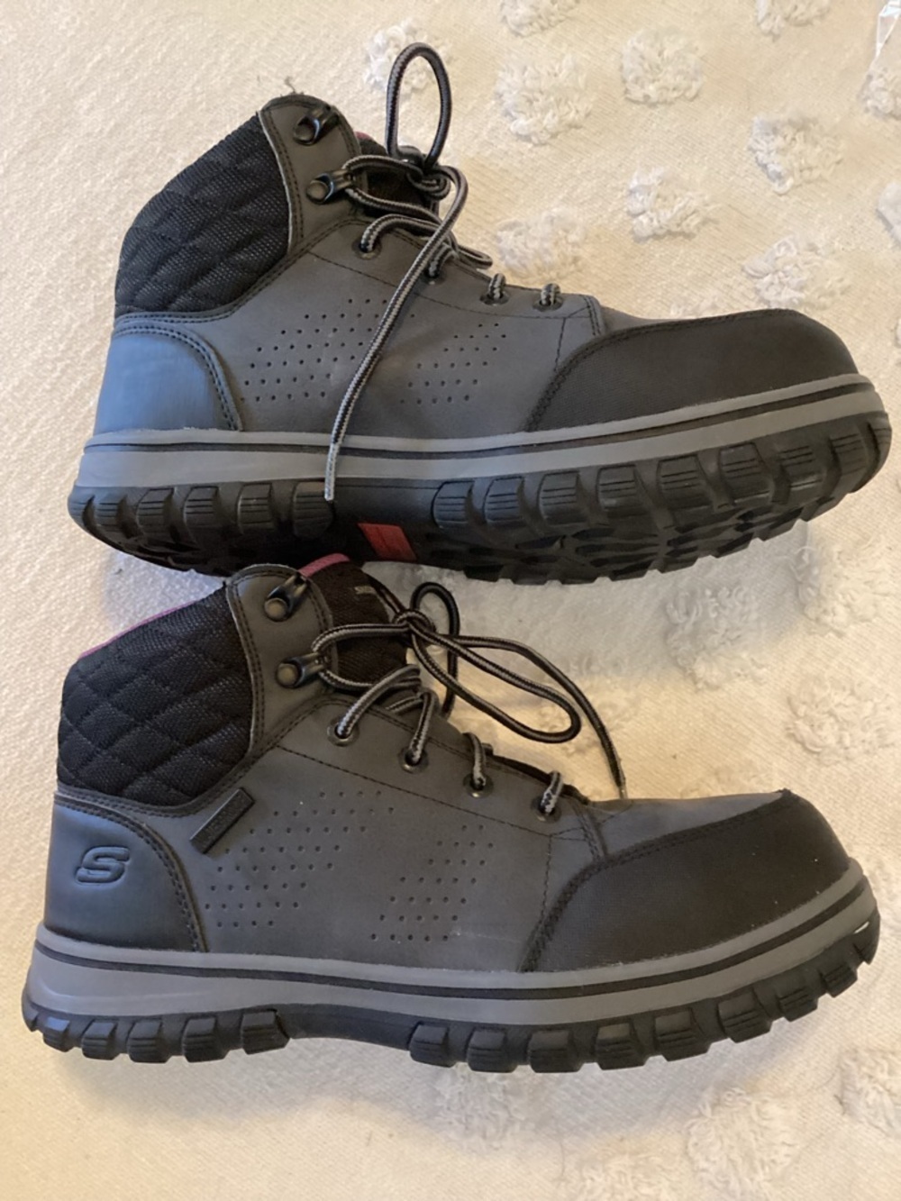 Skechers womens BootsIndustrial Shoe-SZ 9.5
U1